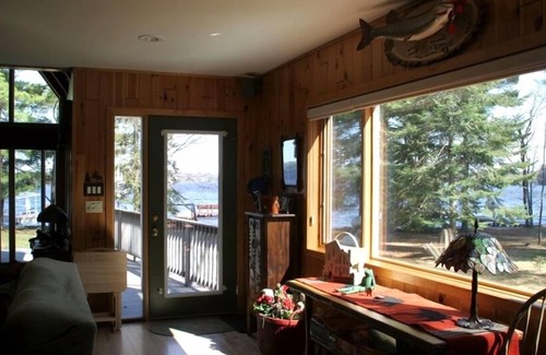 Eagle River House | Eagle Lake Level Sandy beach Bring your boat! 1G Internet! Labor Day week open!