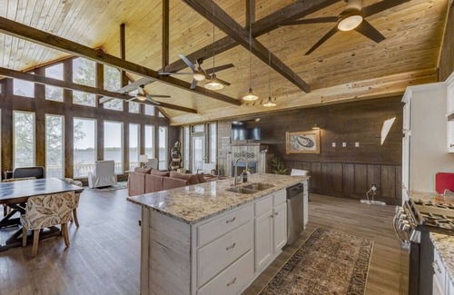 Sondheimer House | Eagle Lake Retreat - Lakefront/EV/AC/Vicksburg MS