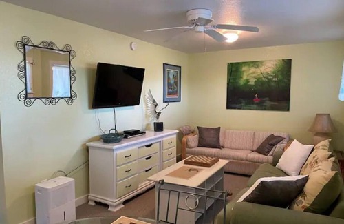 Hatteras House | Eagle Pass Cabina- Unique Cabin Perfect for Two!