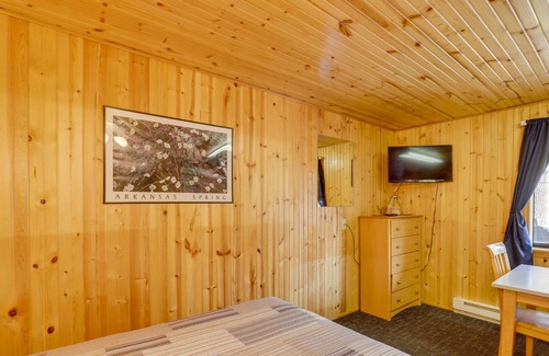 Eagle Rock Apartment | Eagle Rock Lakeview Retreat w/ Community Pool!
