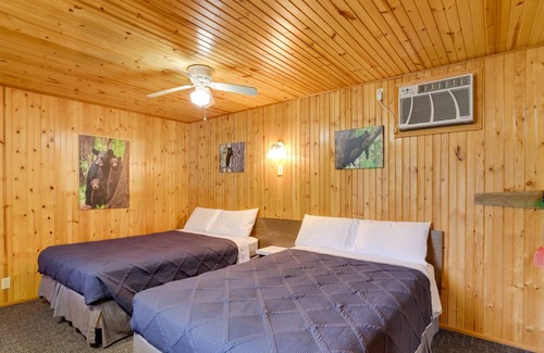 Eagle Rock Apartment | Eagle Rock Oasis: Community Pool & Picnic Tables