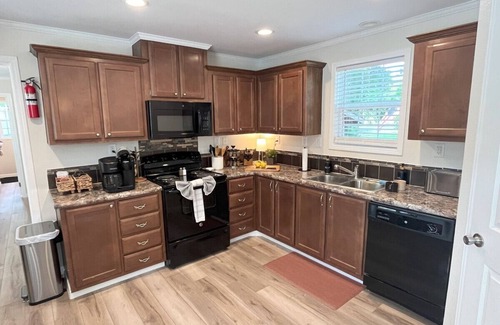 Hemphill House | Eagle's Cove · Waterfront Amazing View, King Bed, Deck