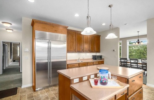 Estes Park House | Eagle’s Nest - 12 Guests, Hot Tub, EV Charger