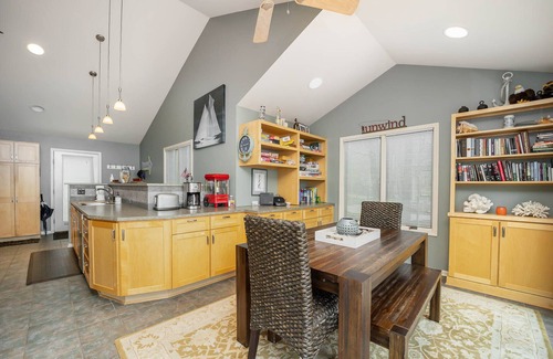 Manistee House | Eagle's Nest - Lake Michigan Private Beach & Year-Round Hot Tub! Manistee, MI