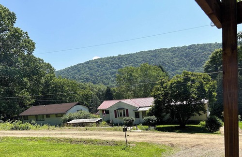 West Hickory Cabin | Eagle's Peak Cozy Cabin