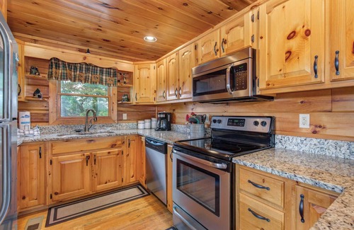 Gatlinburg - Pigeon Forge Resort | Eagle's View Lodge is a luxurious 4 bedroom cabin located in Starr Crest Resort