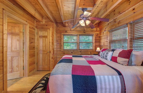 Gatlinburg - Pigeon Forge Resort | Eagle's View Lodge is a luxurious 4 bedroom cabin located in Starr Crest Resort