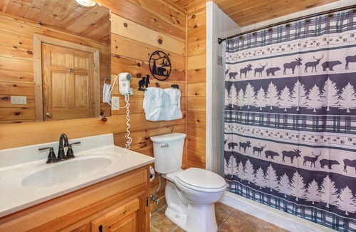 Gatlinburg - Pigeon Forge Resort | Eagle's View Lodge is a luxurious 4 bedroom cabin located in Starr Crest Resort