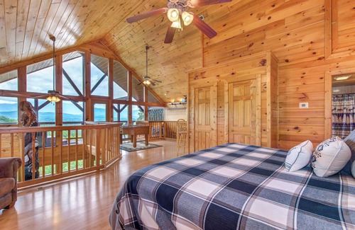 Gatlinburg - Pigeon Forge Resort | Eagle's View Lodge is a luxurious 4 bedroom cabin located in Starr Crest Resort