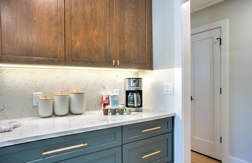 Fairview House | Eagle's View: Where Modern Comfort Meets Mountain Majesty
