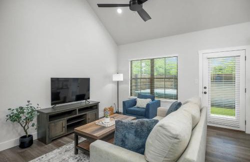 Fredericksburg House | Eagle's Villa - Hot Tub 5 Min to Main