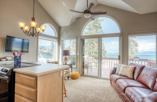 Lakeside House | Eagle View Escape - Private Lakefront Estate