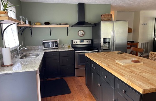Byrdstown House | Eagles Cove Lake Cottage. Minutes from 3 Marinas. Pet-Friendly!