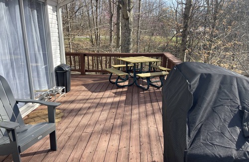 Byrdstown House | Eagles Cove Lake Cottage. Minutes from 3 Marinas. Pet-Friendly!
