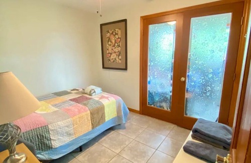 Kingsville Cottage | Eagles Landing - Pelee Island Beachfront Cottage