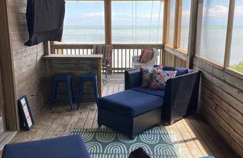 Kingsville Cottage | Eagles Landing - Pelee Island Beachfront Cottage