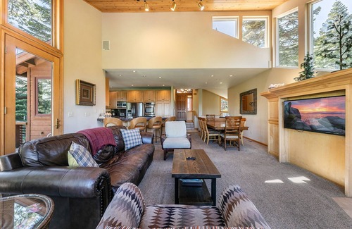 Alpine Meadows House | Eagles Nest By Tahoe Getaways- Hot Tub- Pool Table- Shuttle to Slopes- Dogs OK!
