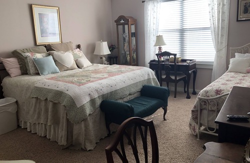 Burton Bed & Breakfast | Eagles Nest Lodge-5 miles from Round Top