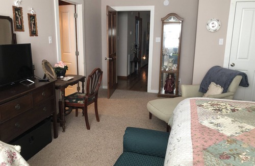 Burton Bed & Breakfast | Eagles Nest Lodge-5 miles from Round Top