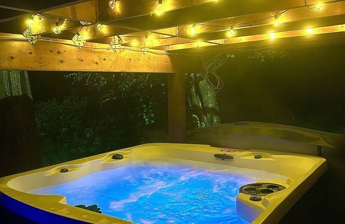 Balfour Ski Chalet | *EAGLES NEST* Luxury Mountain Chalet Retreat- HOT TUB * POOL TABLE * SPA BATH