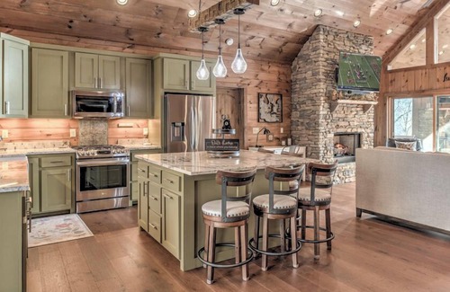 Mineral Bluff Cabin | Eagles on the Ridge - Nearby River Access | Hot Tub | Game Room
