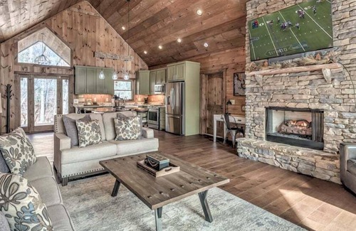 Mineral Bluff Cabin | Eagles on the Ridge - Nearby River Access | Hot Tub | Game Room