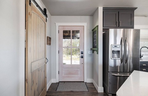 Eagle Rock Cabin | Eagles Roost. Wifi & Dog Friendly. Covered porch & upper Deck w/Sunset Views