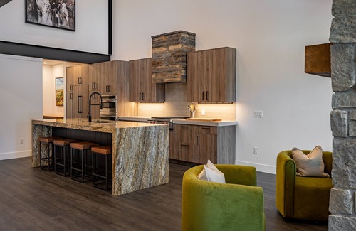 Cody House | Eagles View- New Build! Luxury 3 bedroom condo 1 block off main street!