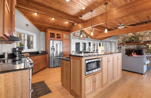 Pisgah Forest House | Eagleview 42 Acre Mountain Top w/free Biltmore Pass
