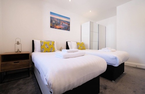 Ealing Common Apartment | Ealing Common Apartment with Balcony