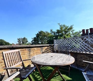 Ealing Common Apartment | Ealing Hight's-underground walking direct to Heathrow -shops