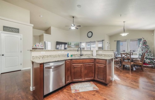 Colorado Springs House | Early Check in/Pet Friendly/Near Military Base/Hot Tub