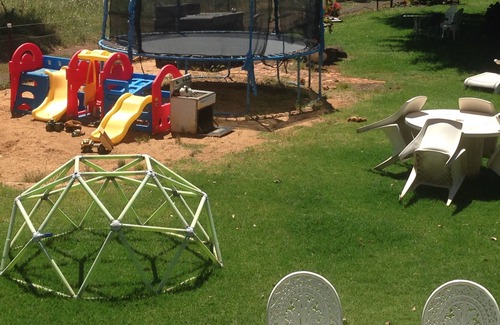 Cumboogle Apartment | Earth Studio with shared kitchen, short drive to Zoo, rural setting