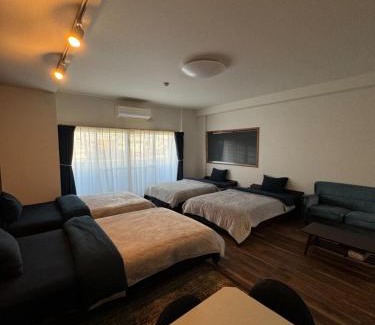 Tokushima House | EarthVeloビル一棟貸しでフルリノベ済み各階に風呂トイレありで好立地でコスパ最高をめざしている宿です