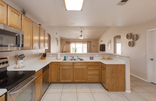 Glendale House | "Easiest Walk" to State Farm Stadium and Westgate Entertainment Free Heated Pool