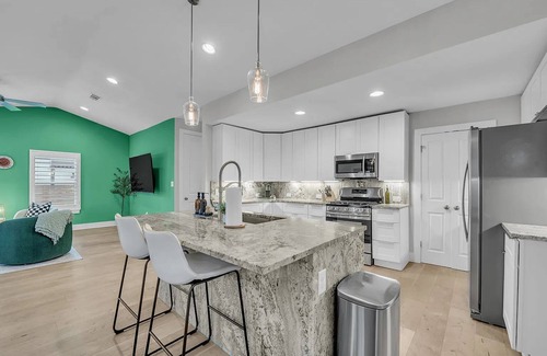 East MLK House | East ATX 4BR Getaway - Games | BBQ | Cowboy Pool