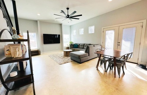 Montopolis House | East Austin 3 bedroom home w/pet friendly yard