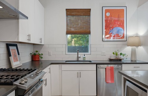 Johnston Terrace House | East Austin 3BR Sleeps 8 Free Parking ACL + F1