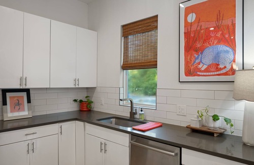 Johnston Terrace House | East Austin 3BR Sleeps 8 Free Parking ACL + F1