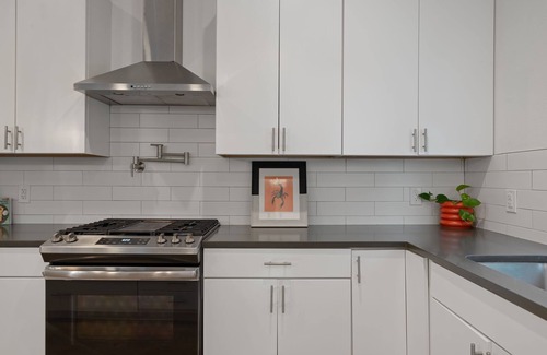 Johnston Terrace House | East Austin 3BR Sleeps 8 Free Parking ACL + F1
