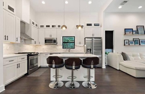 Chestnut House | East Austin, 4 BR, Modern - The Allen