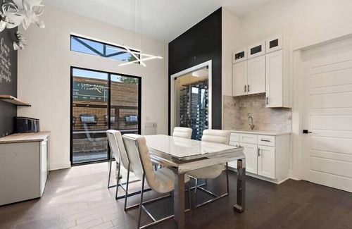 Chestnut House | East Austin, 4 BR, Modern - The Allen