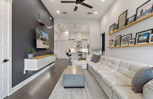 Chestnut House | East Austin, 4 BR, Modern - The Allen