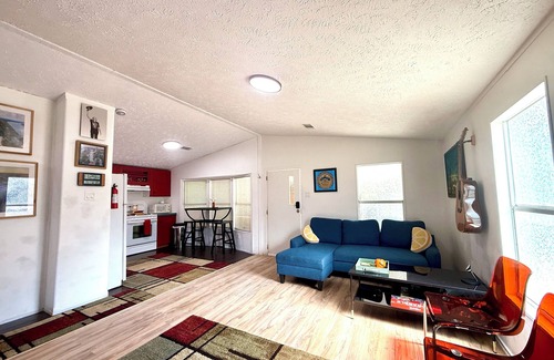 Holly House | East Austin Crashpad - 3 bed, 1 bath, Sleeps 6