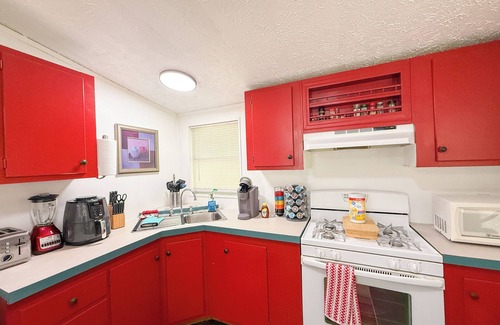 Holly House | East Austin Crashpad - 3 bed, 1 bath, Sleeps 6