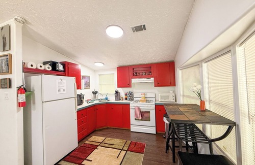Holly House | East Austin Crashpad - 3 bed, 1 bath, Sleeps 6
