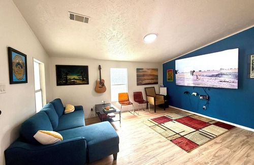 Holly House | East Austin Crashpad - 3 bed, 1 bath, Sleeps 6