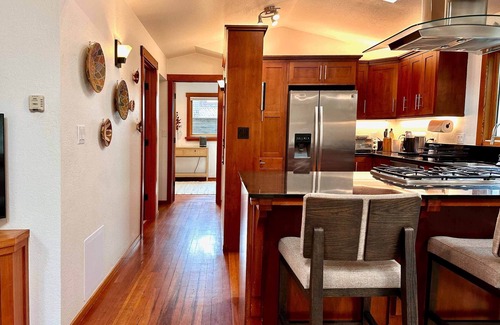 Eastside Santa Cruz Cottage | East Cliff Beach Cottage.one short block from the an expansive sandy beach