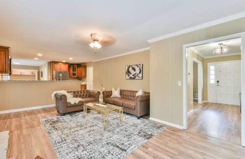 East Cobb House | East Cobb Newly Renovated Oasis! 10 min from the Battery and Sports Complex!