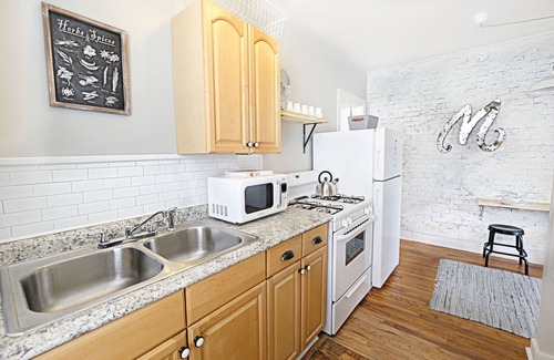 Lower Greenville Apartment | East Dallas Farmhaus ✚ Near Lower-Greenville Ave